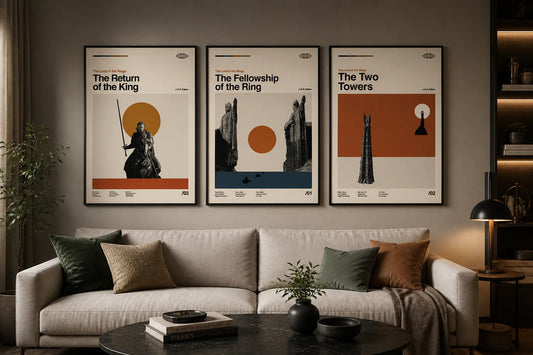 Set Lord of the Rings postera Return of the King, Fellowship i Two Towers iznad sofe u modernom enterijeru