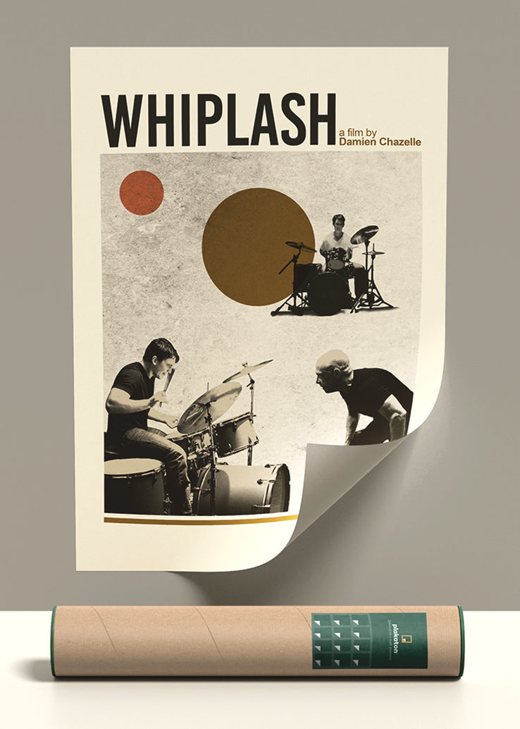 Poster Whiplash kao dekoracija na stolu s muzičkim instrumentima.